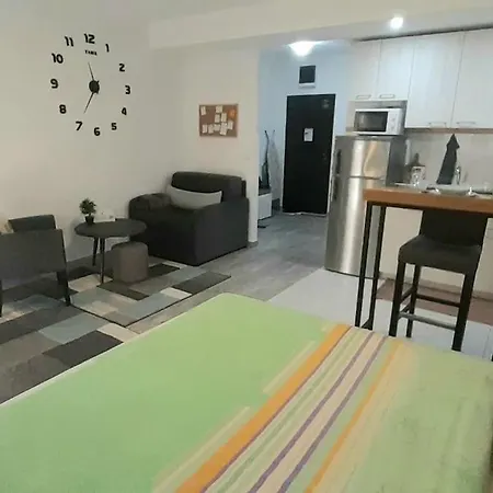 Brand New Entire Place In Center Of Zemun דירה *